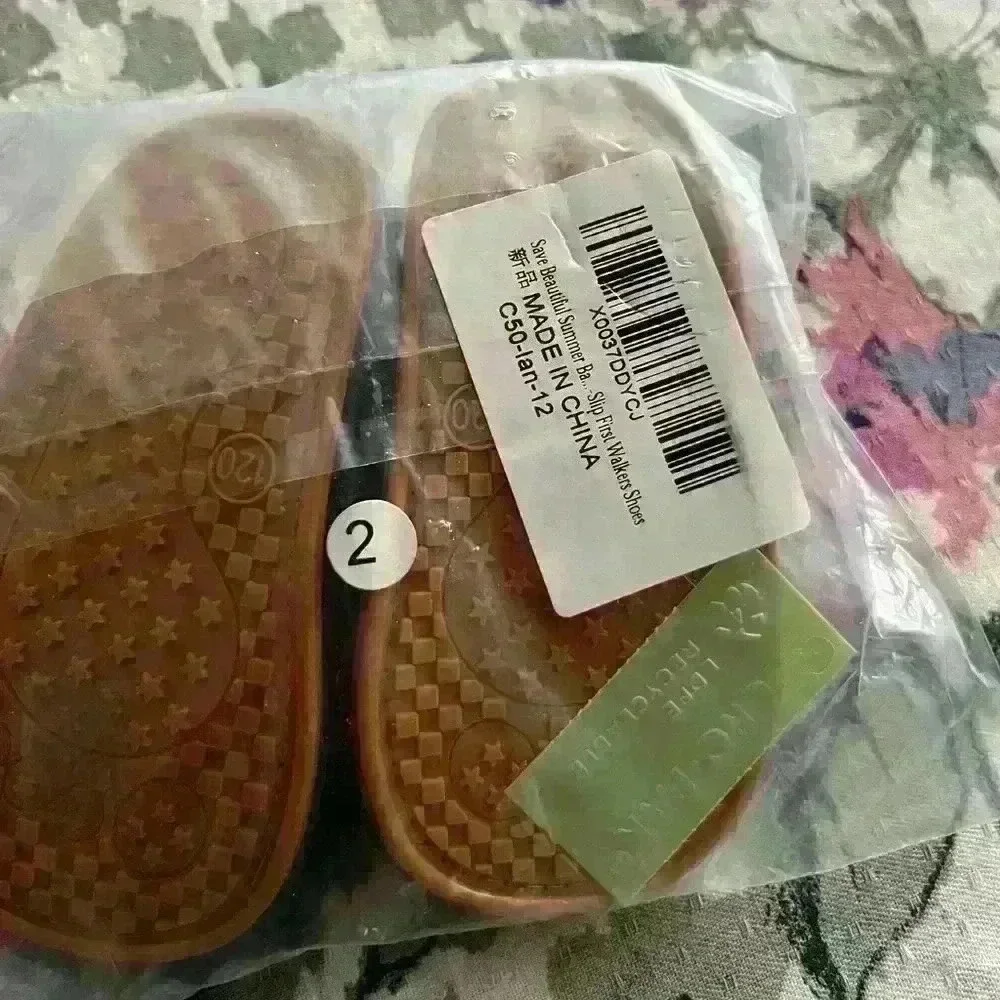 Little boy, sandal size 120 as shown in picture 5 inches long.​